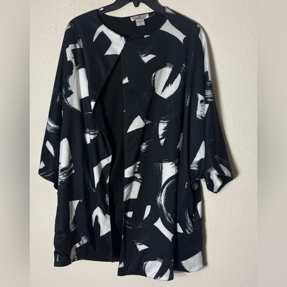 Natori reversible Black and White Brushstroke Open Kimono XS/S